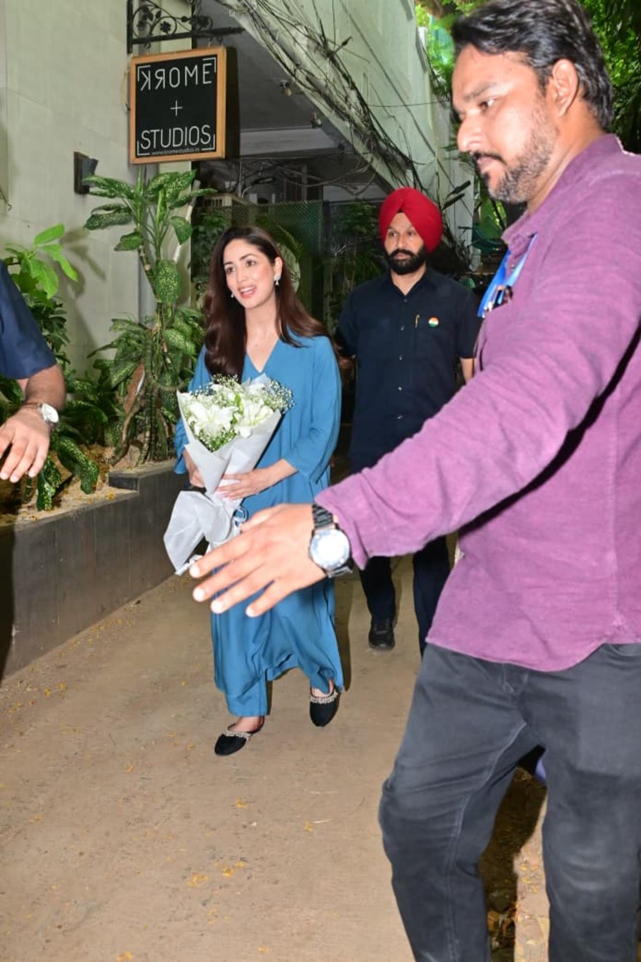 Yami Gautam stepped out for professional commitments in the city and was gifted a bouquet of flowers by a fan.